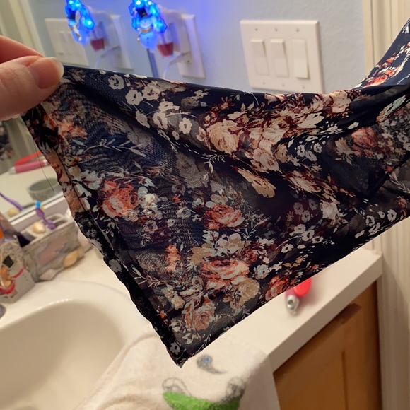 About a Girl Los Angeles Navy Floral Shear Top - Picture 2 of 5